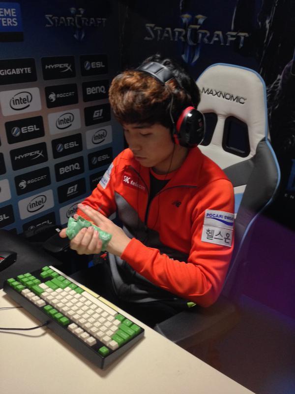 FPX祝贺Lwx2000杀：穿杨百步枪林箭，弓开秋月分明